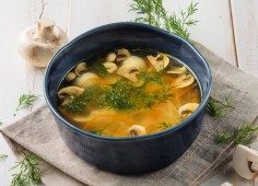 Домашний суп — лапша с курицей и грибами 